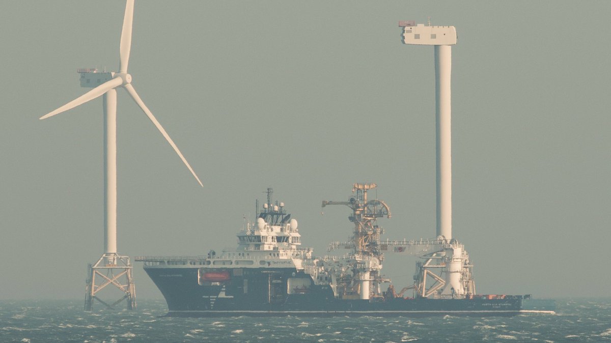WixpixRob's tweet photo. Intriguing 🧐
I shared a photo last week of #NorthSeaAtlantic in the #WalneyWindFarm
Someone commented, she was on contract to recover a submerged turbine hub & blades. 😳
She’s back, visibility is 💩 but she’s got her crane out 👍
This could be the before photo 🤔📸 October ‘21 https://t.co/JYmI7KqCnl