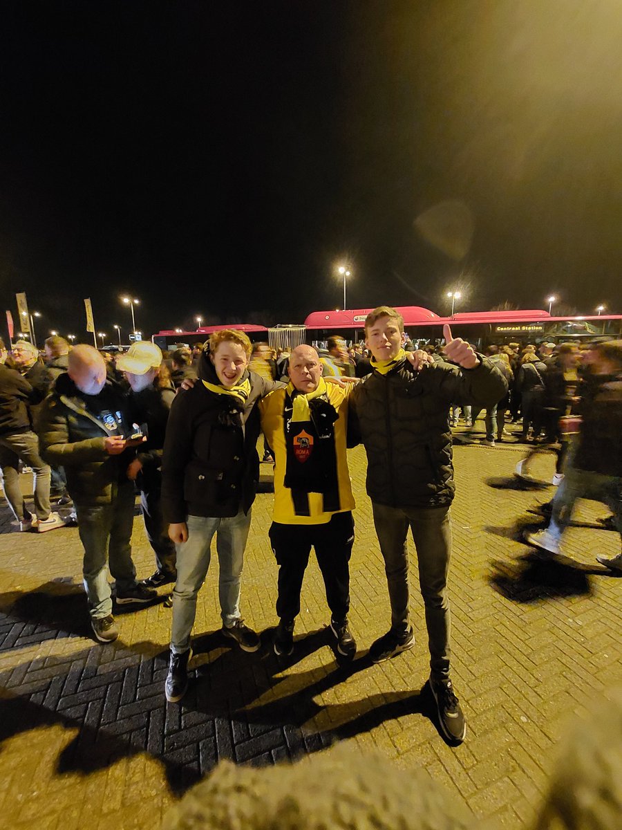 jur_stam's tweet photo. Leuke avond gehad in de Gelredome, lekker sfeertje.
Natuurlijk ook weer een echte fan uitgekozen om random mee op de foto te gaan.
#VITrom https://t.co/XNKYAjItsQ