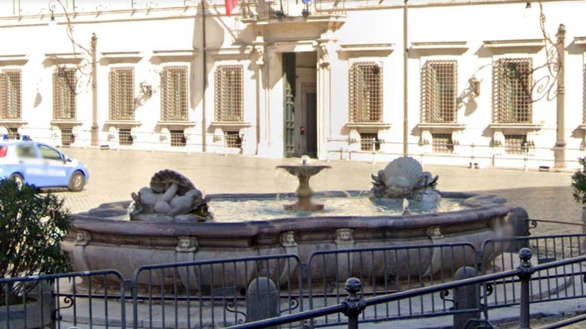 romatoday's tweet photo. Danneggiata la fontana di piazza Colonna https://t.co/a49XXK2u38 https://t.co/s4exxbfJlP