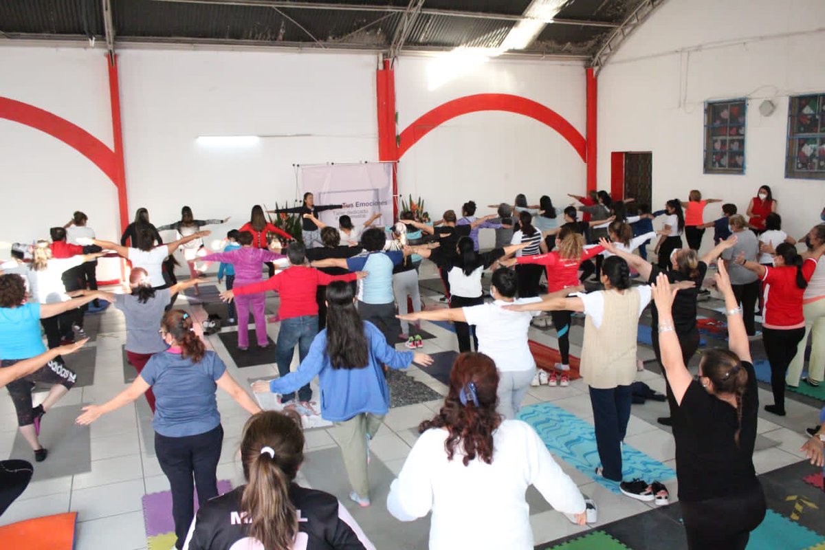 chrisguzmanj's tweet photo. #Informamos Con el Taller REVITALIZA TUS EMOCIONES buscamos el bienestar de las Mujeres.
Trabajando con mi compañera Regidora @GabyRuiz_pue, @MMalcos y su esposa en San Felipe Hueyotlipan.
Gracias al apoyo de instructoras de Yoga y Psicólogas de #CECAP 
#VaxLasMujeres💜 https://t.co/JBQcgTcGlw