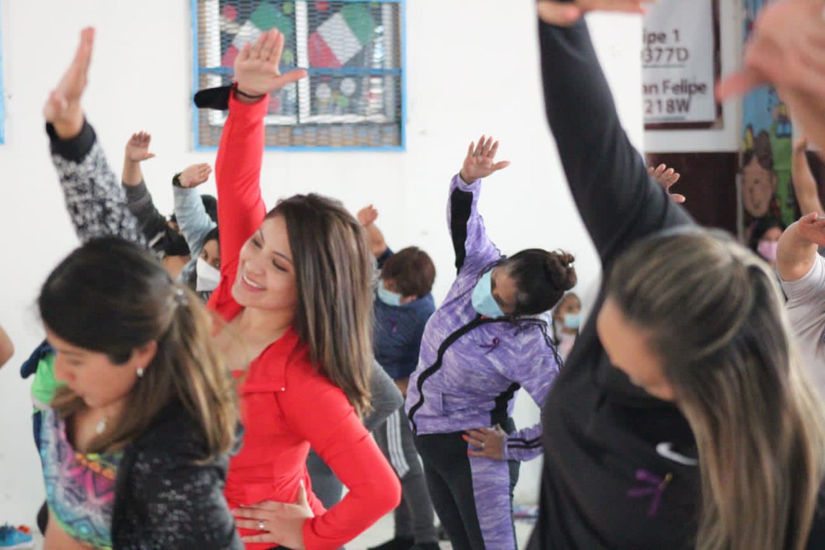 chrisguzmanj's tweet photo. #Informamos Con el Taller REVITALIZA TUS EMOCIONES buscamos el bienestar de las Mujeres.
Trabajando con mi compañera Regidora @GabyRuiz_pue, @MMalcos y su esposa en San Felipe Hueyotlipan.
Gracias al apoyo de instructoras de Yoga y Psicólogas de #CECAP 
#VaxLasMujeres💜 https://t.co/JBQcgTcGlw
