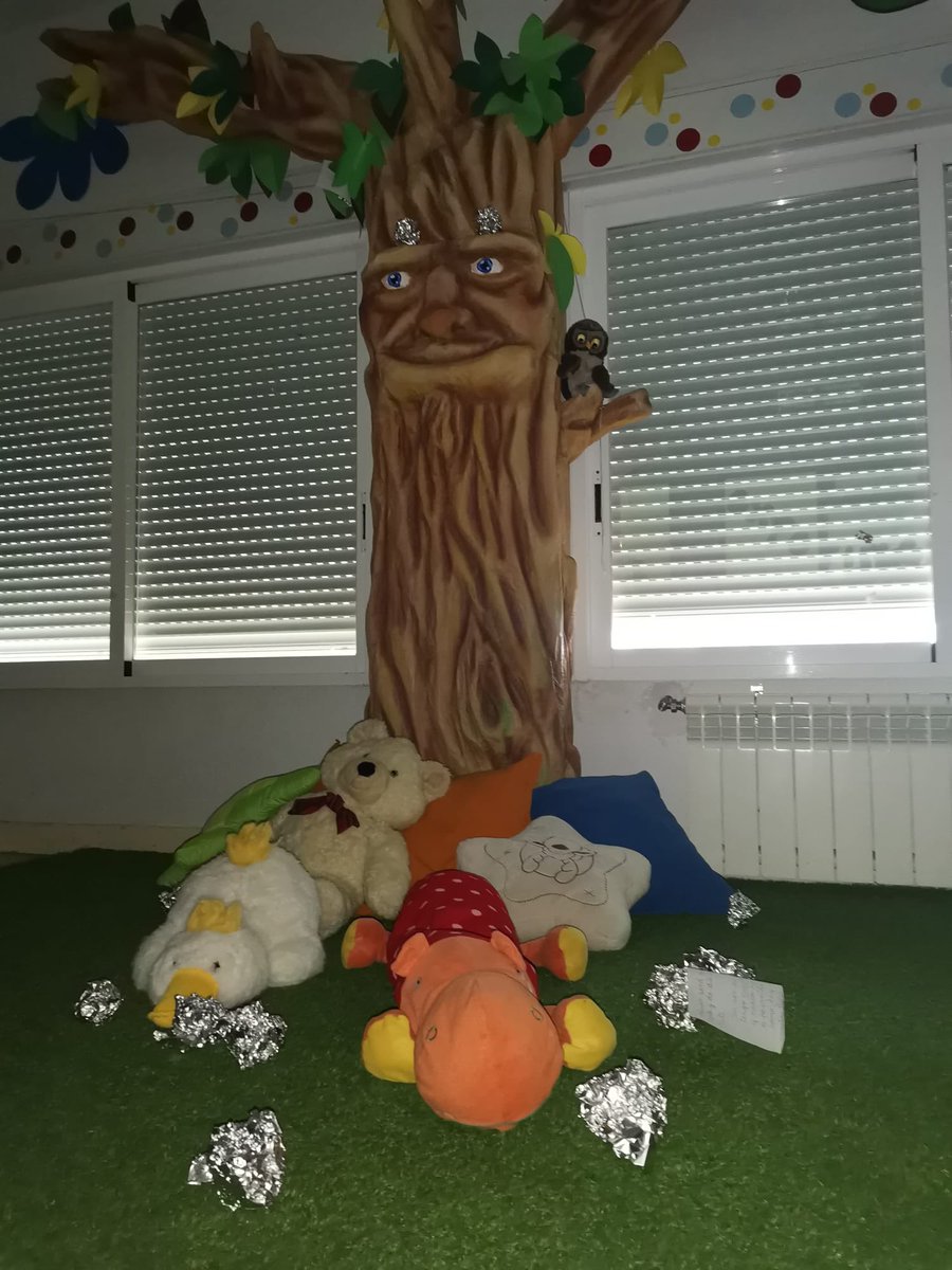 sjpmaristas's tweet photo. "¡SORPRESA! Unos extraños objetos nos visitan en el #AulaExperimental... ¡Y vienen con nota! Como nosotros sólo conocemos las vocales han sido los niños de 5 años los que nos han ayudado ha descubrir lo que había escrito... ¡Adivinanzas! Esto se pone interesante… 🌝☄️🚀 https://t.co/0CFINPxkLh