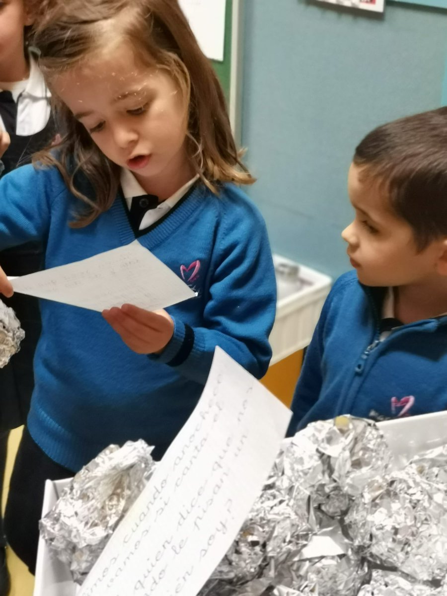 sjpmaristas's tweet photo. "¡SORPRESA! Unos extraños objetos nos visitan en el #AulaExperimental... ¡Y vienen con nota! Como nosotros sólo conocemos las vocales han sido los niños de 5 años los que nos han ayudado ha descubrir lo que había escrito... ¡Adivinanzas! Esto se pone interesante… 🌝☄️🚀 https://t.co/0CFINPxkLh