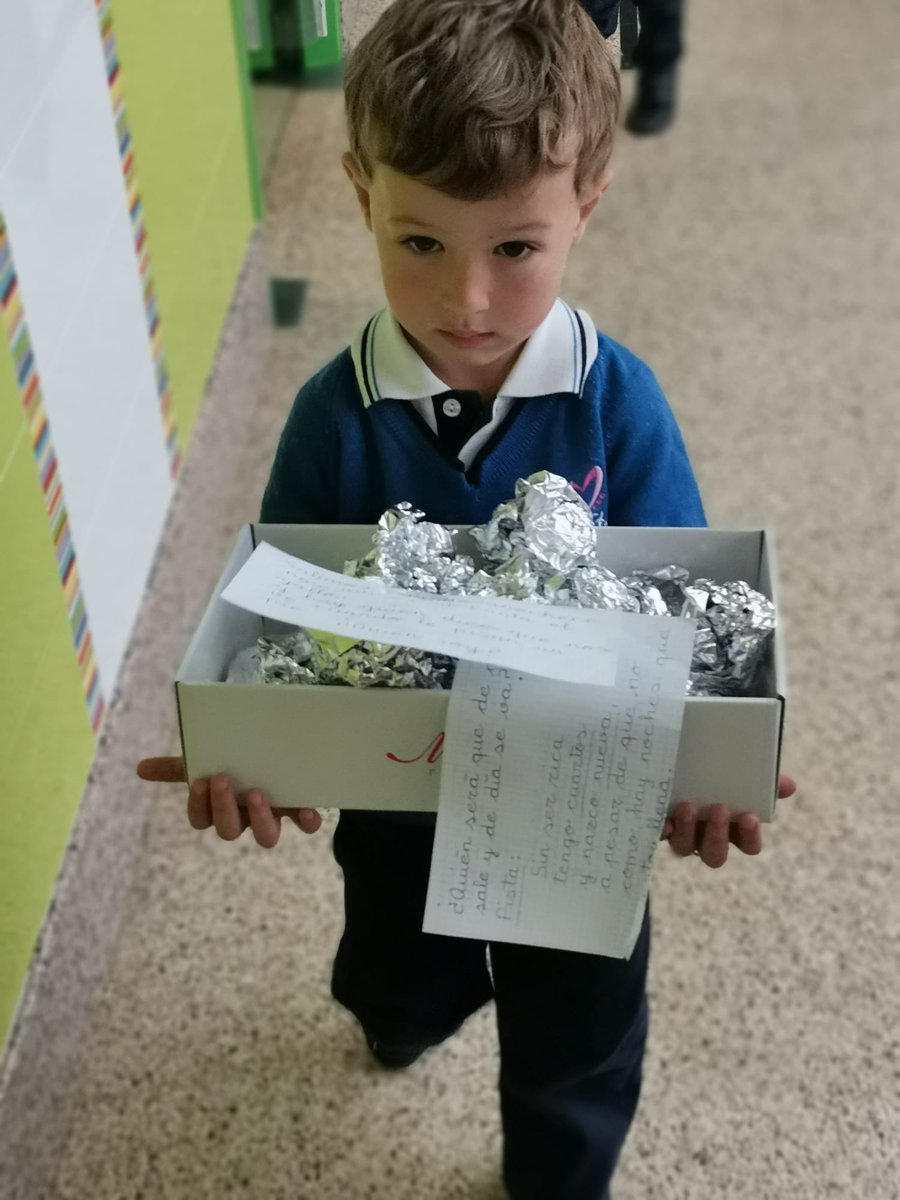 sjpmaristas's tweet photo. "¡SORPRESA! Unos extraños objetos nos visitan en el #AulaExperimental... ¡Y vienen con nota! Como nosotros sólo conocemos las vocales han sido los niños de 5 años los que nos han ayudado ha descubrir lo que había escrito... ¡Adivinanzas! Esto se pone interesante… 🌝☄️🚀 https://t.co/0CFINPxkLh