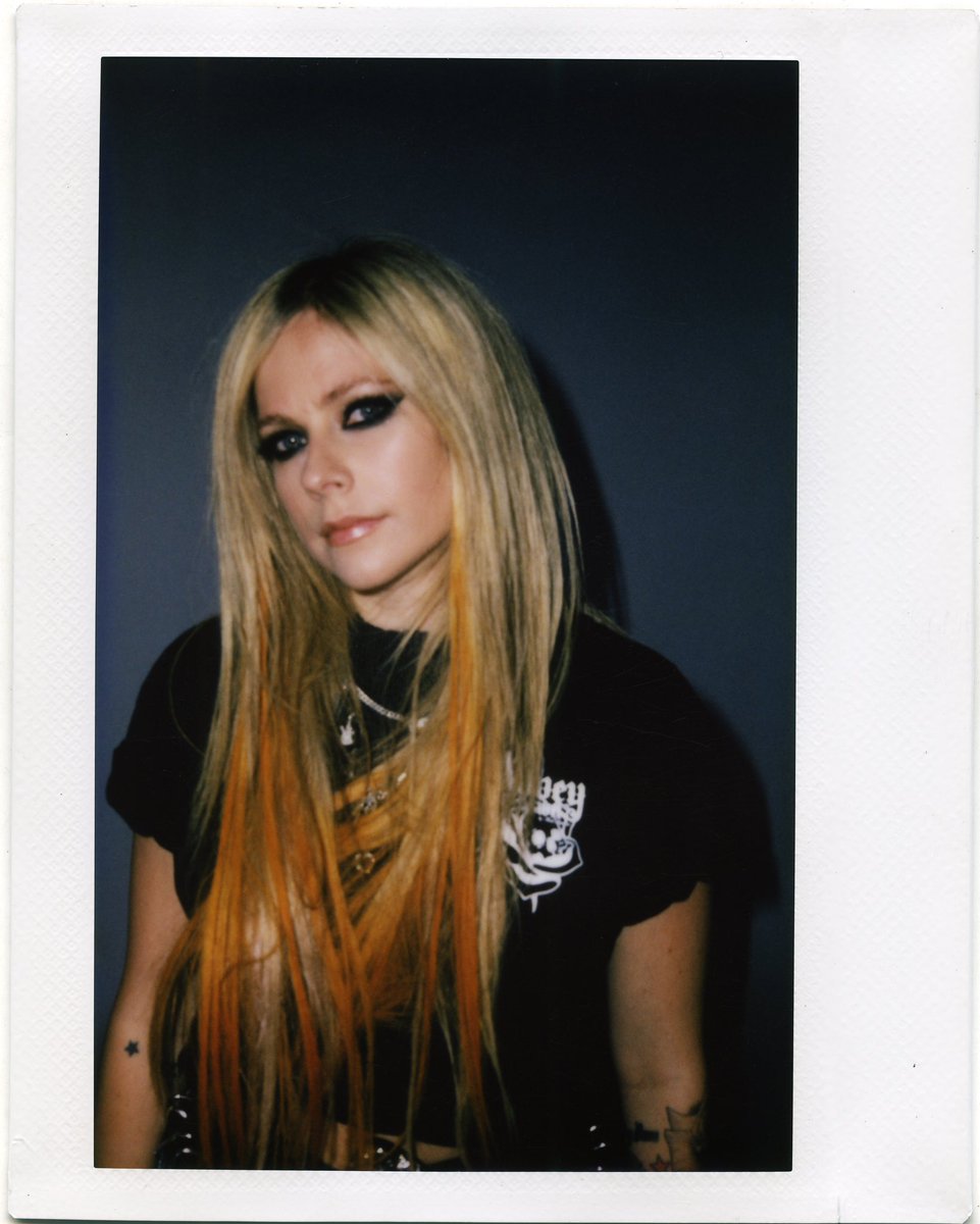 avrilarchives's tweet photo. avril lavigne is in her polaroid era https://t.co/k1cAB3WmUf