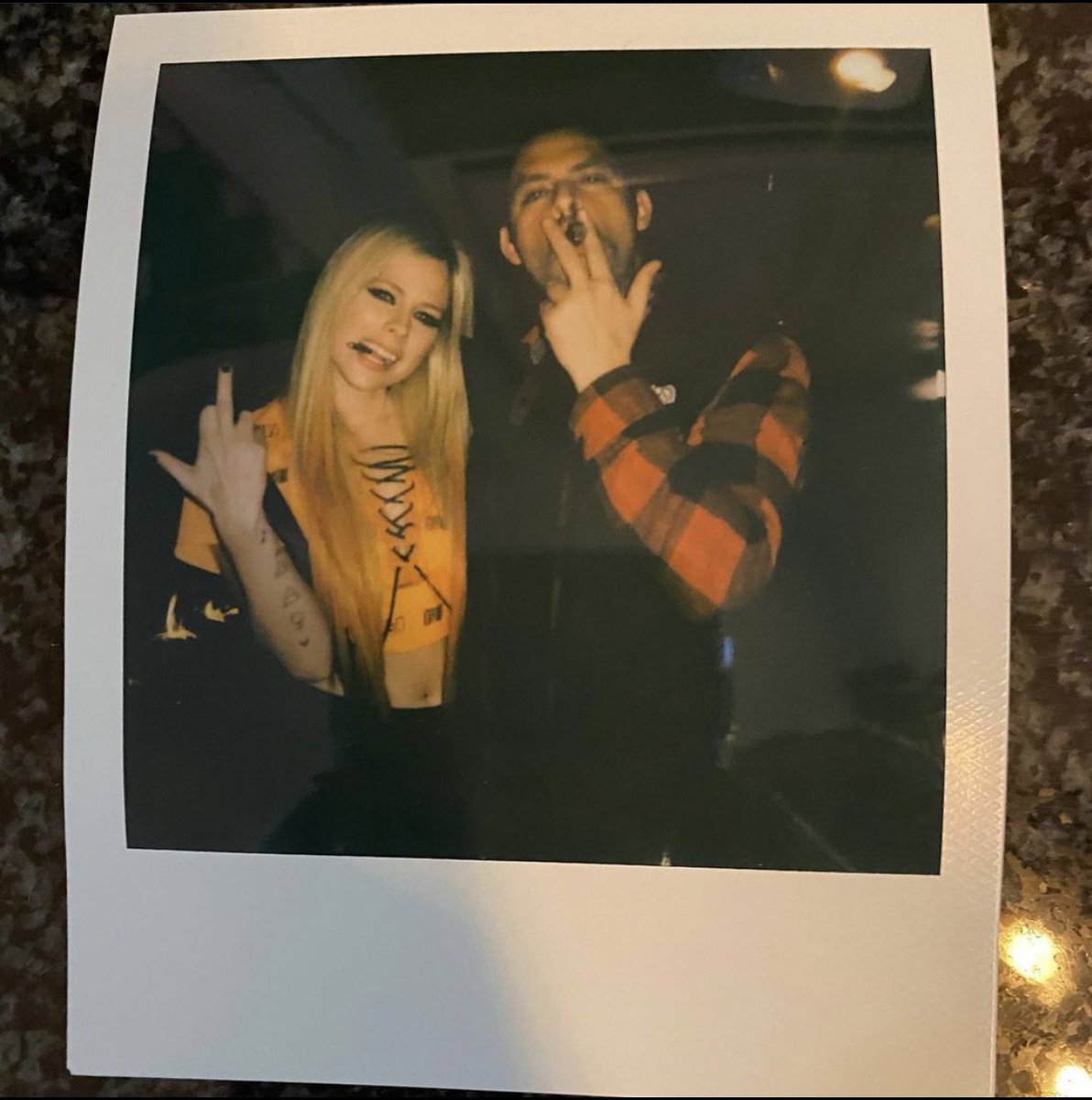 avrilarchives's tweet photo. avril lavigne is in her polaroid era https://t.co/k1cAB3WmUf