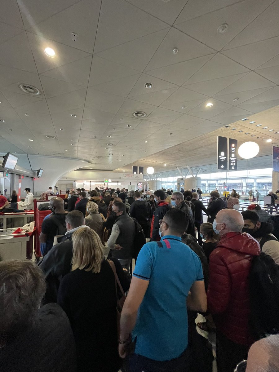 florian_rosillo's tweet photo. @ParisAeroport Bonjour, 
PIF départ T2F, le personnel fait avancer les passagers dans 4 files de longueurs différentes sans barrières, c’est vraiment le bazar. https://t.co/dE7zGeRiIN