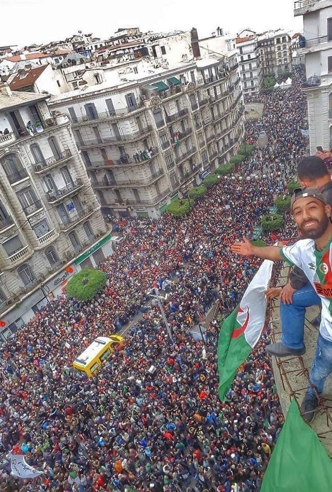 ExcuzeMiii's tweet photo. This Selfie was taken by 'Charles Mage' on 17th of March 2019. This is how he described the capture👇
"REVOLUTION IN ALGERIA
No work,no transport, no schools, no businesses..... Everyone on the streets including police and army until the rotten government goes home.
People power" https://t.co/2tO8dkP2up