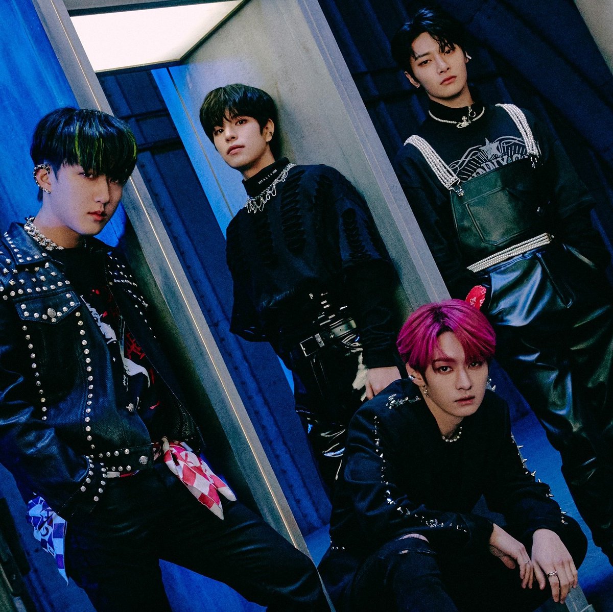 Muddy water stray kids. Обои с минхо из stray kids на пк. Группа stray kids. Stray magic. Книжки stray.