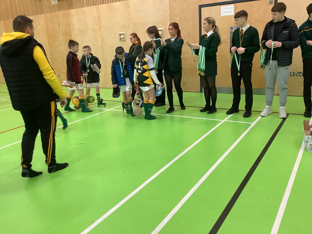 Ionad Uíbh Eachach Cultúr & Teanga (@ionaduibheach) on Twitter photo Bhí bród orainn tús a chur le Corn na bhFál i mbliana mar chuid de Sheachtain na Gaeilge le comórtas peile,iománaíochta agus camógaíochta. Bhronn muid an Corn ar an 3 scoil as taispéantas fíormhaith a thabhairt <a href="/bhfal/">Gaelscoil na bhFál</a> <a href="/GaelscoilnaMona/">GaelscoilnaMona</a> <a href="/anbhunscoil/">An Bhunscoil</a> Bhí bród orainn tús a chur le Corn na bhFál i mbliana mar chuid de Sheachtain na Gaeilge le comórtas peile,iománaíochta agus camógaíochta. Bhronn muid an Corn ar an 3 scoil as taispéantas fíormhaith a thabhairt <a href="/bhfal/">Gaelscoil na bhFál</a> <a href="/GaelscoilnaMona/">GaelscoilnaMona</a> <a href="/anbhunscoil/">An Bhunscoil</a>
