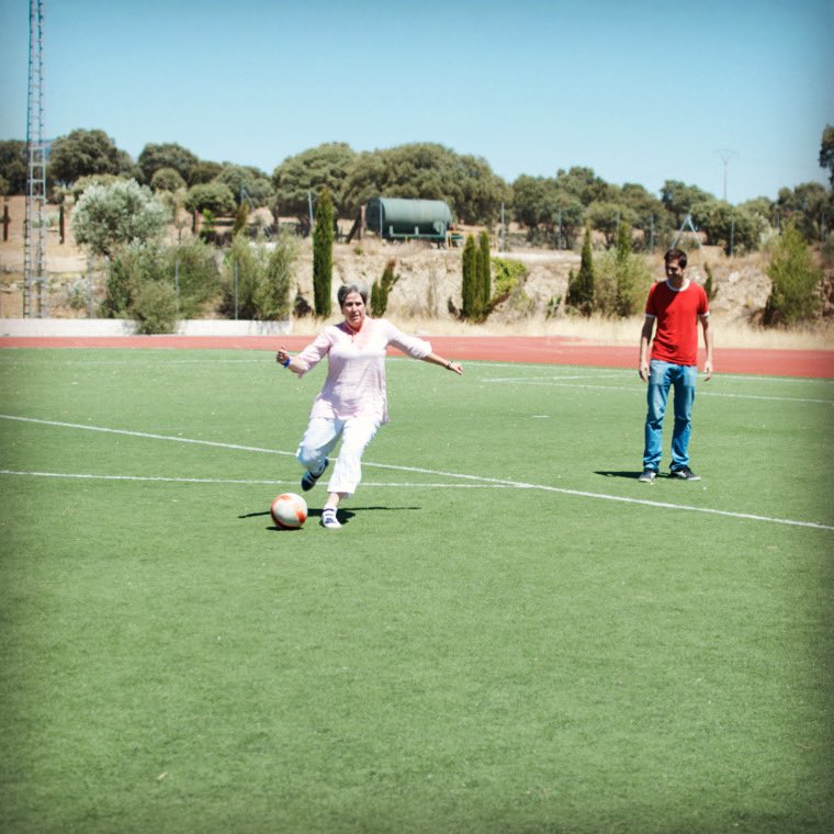 carlostroncos0's tweet photo. 📢 Con el Nº 5: ¡FUENTES! 📢
(Aquellos ratitos después de grabar…😌)
#Pioneras
#FútbolFemenino
#AlgoMásQueUnaPasión
#Documental
#LaPerlaFilms
🎥🙋🏻♀️⚽️🇪🇸 https://t.co/9OLOsf9qFc