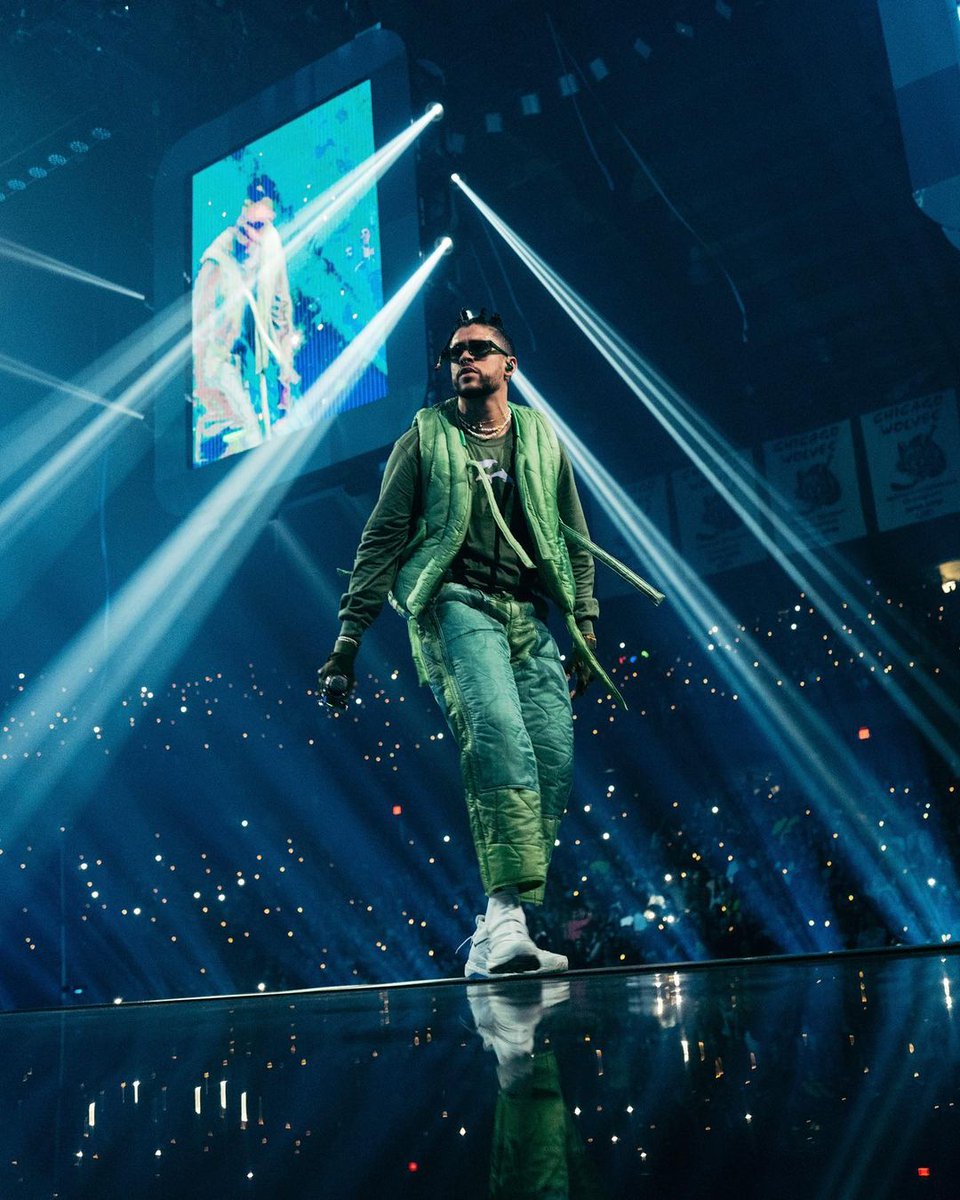badbunnynetwork's tweet photo. El cumpleañero en Chicago. 💐🎂 https://t.co/ExZImuKcOQ