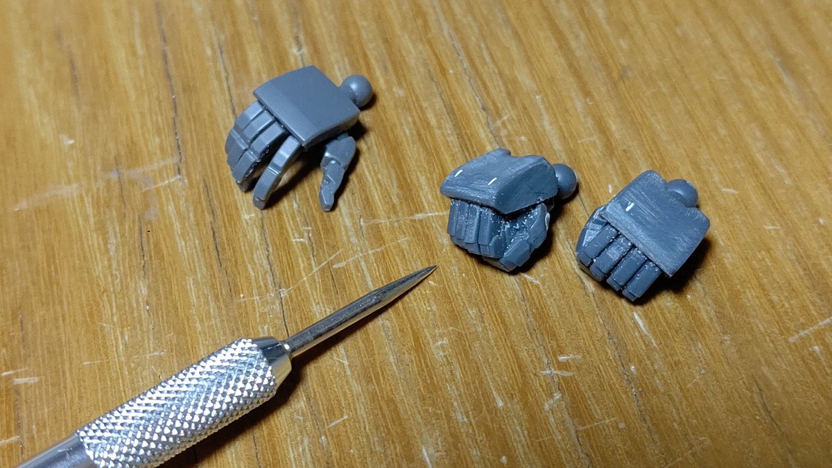 ここんとこ旧キットをひっぱったり、のばしたり、つけまちがえたりしてばかりいたので、今のキットは問題なく組めすぎてやることがない。
しっかりした握り拳が無いので、ビルドハンズ角のMをモールドを埋め、キットの手首に近い形になるように整形した。 