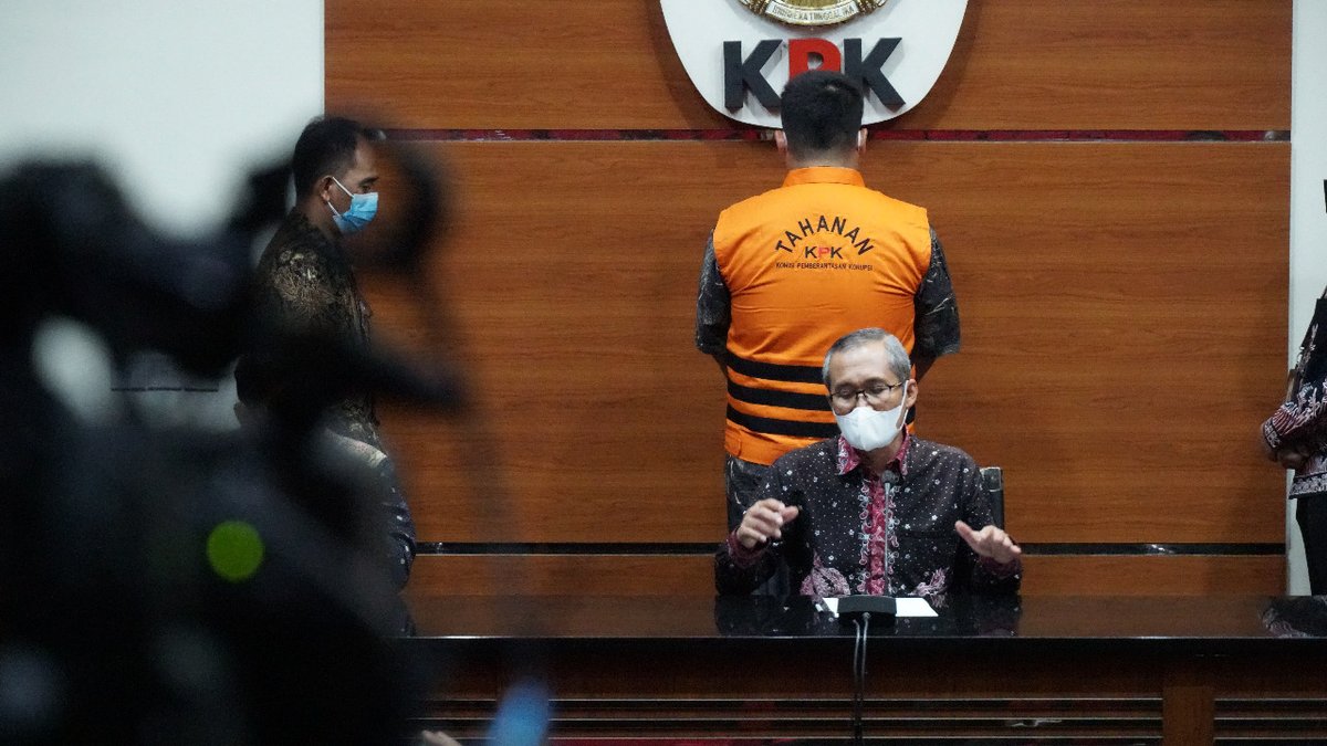 KPK_RI's tweet photo. Jakarta, 11 Maret 2022. KPK melakukan penetapan dan penahanan tersangka dugaan tindak pidana korupsi pemberian hadiah atau janji pada penyelenggara negara terkait dengan proyek pekerjaan pengadaan barang dan jasa di Pemerintah Kabupaten Tulungagung, tahun anggaran 2013-2018. https://t.co/QGo7LATr92