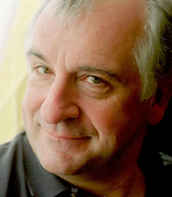 kramerius_nkcr's tweet photo. Před 70 lety se v Cambridge narodil Douglas Adams (11.3.1952 – 11.5.2001), anglický spisovatel, dramatik, scénárista, esejista, humorista a satirik, proslulý zejména oblíbenou pětidílnou knižní sérií Stopařův průvodce Galaxií. https://t.co/vXcoxRleOr