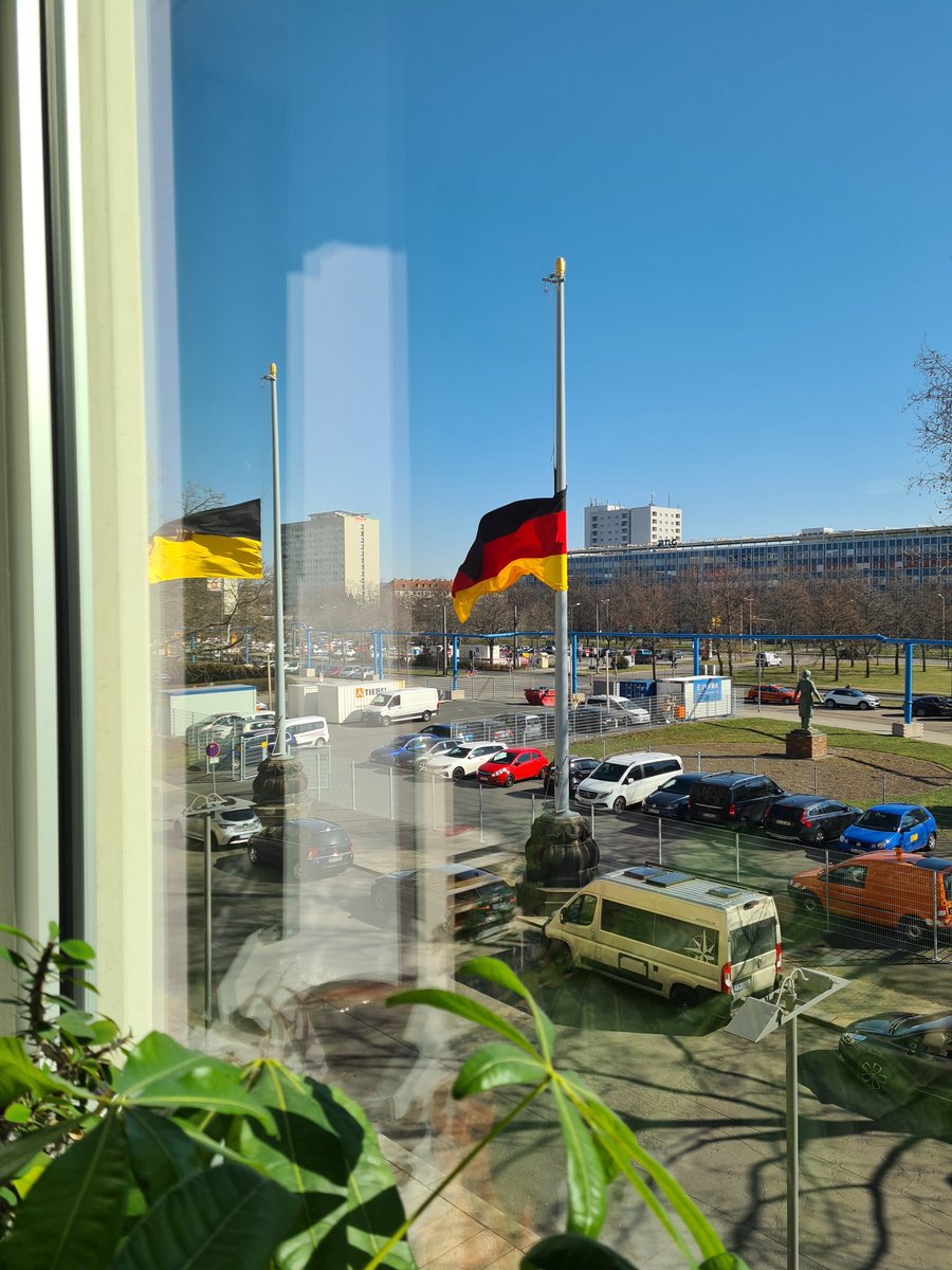Bis gestern hing rechts die ukrainische Flagge. Ist der Krieg vorbei? Oder ist die Solidarität des Rathauses erschöpft und es musste endlich wieder schwarzrotgold hängen vong Nationalstolz her? 🙄