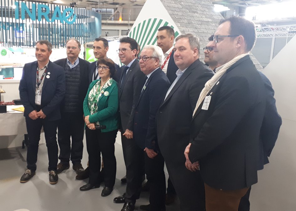 cultureagri's tweet image. Acteur majeur de ce marché, @Metro travaille avec douze acteurs des filières #agroalimentaires pour privilégier l'#origineFrance. Le point sur deux ans d'efforts pour changer la donne a été fait, le 3 mars au #SIA2022. 🥖🇫🇷

campagnesetenvironnement.fr/restauration-h…