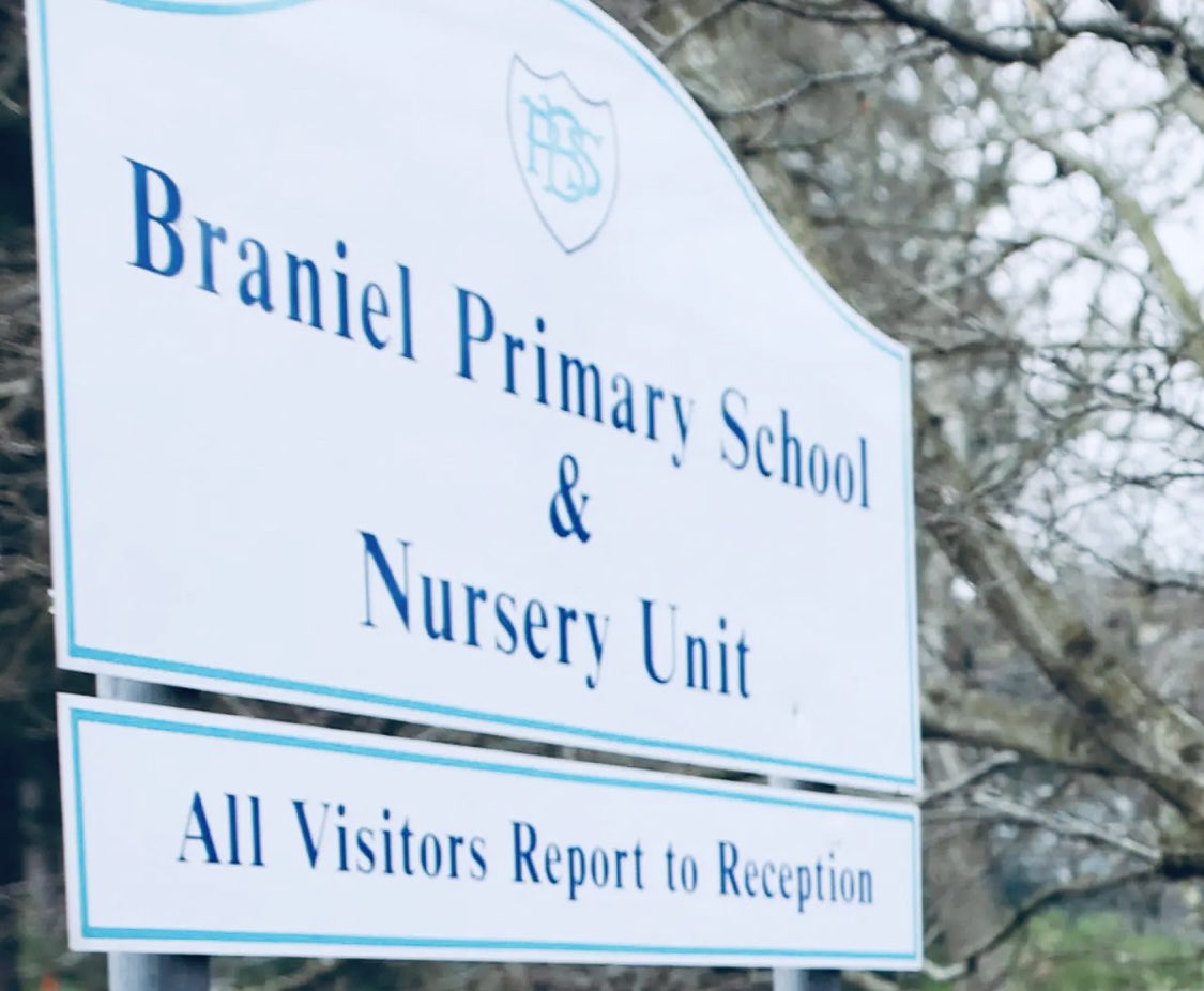 Chris_Lyttle's tweet photo. An absolute pleasure to visit pupils @BranielPS to talk anti-bullying and walk the daily mile @_thedailymile. It has been a privilege and a joy to serve and support children like the amazing #Braniel pupils. @DDawson2020 https://t.co/tBueOFUxX0