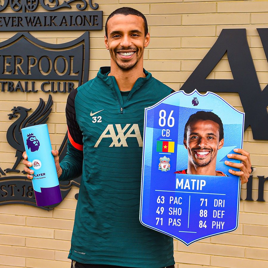 Ayın Oyuncusu seçilen Matip, EA Sports oyuncu kartı ve ödülüyle poz veriyor