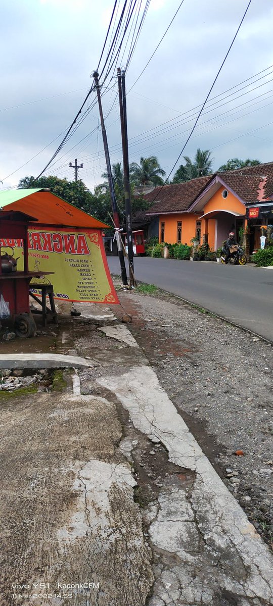 nabilahaqm's tweet photo. @IndiHomeCare sore min, mau menginfokan ada kabel indihome yang kendor dan menggangu pengguna jalan, sudah tiga hari.. Untuk melanjutkan laporan bagaimana prosedurnya https://t.co/sr9wjbKKSM
