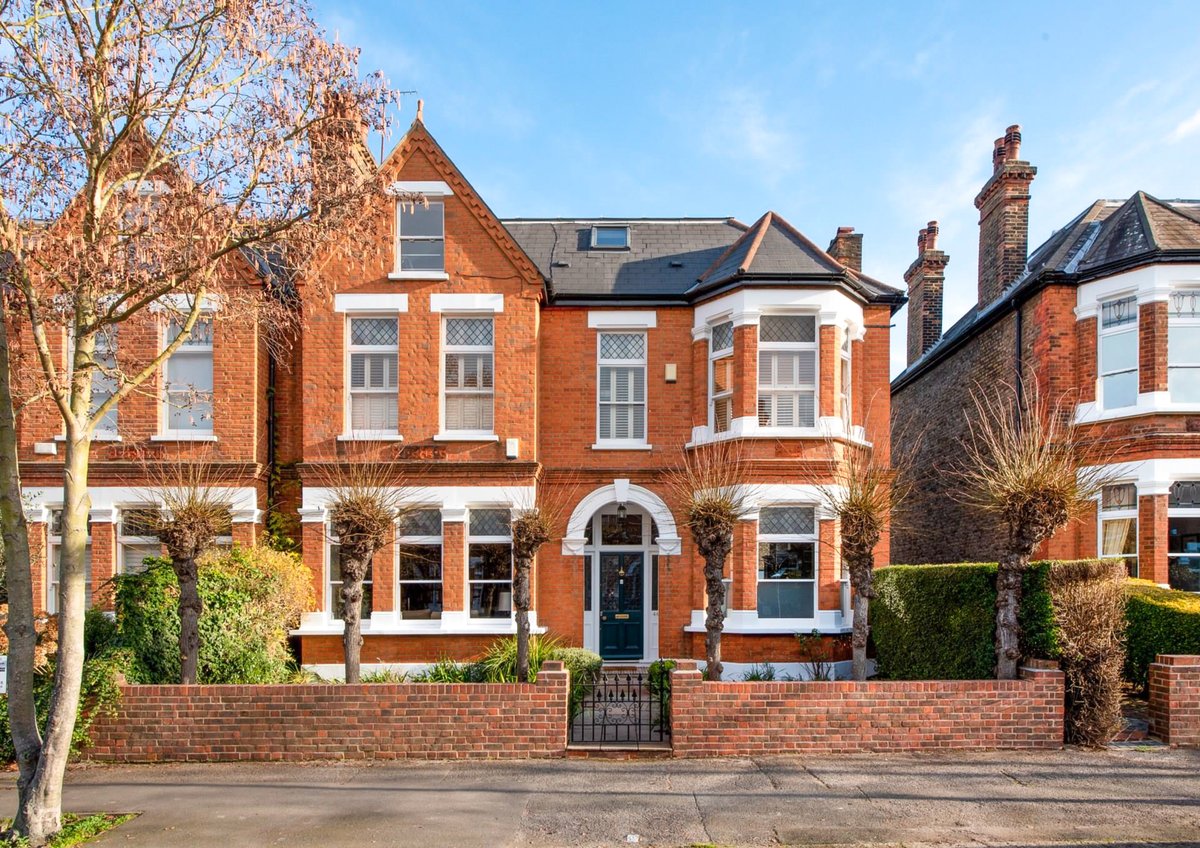 I am delighted to have exchanged on this gorgeous and substantial #familyhome in #Dulwich for my clients, which we secured #offmarket. We were first in, and although another buyer put in an offer, the vendor chose our clients, as they had our Stacks representation ;)
#London
