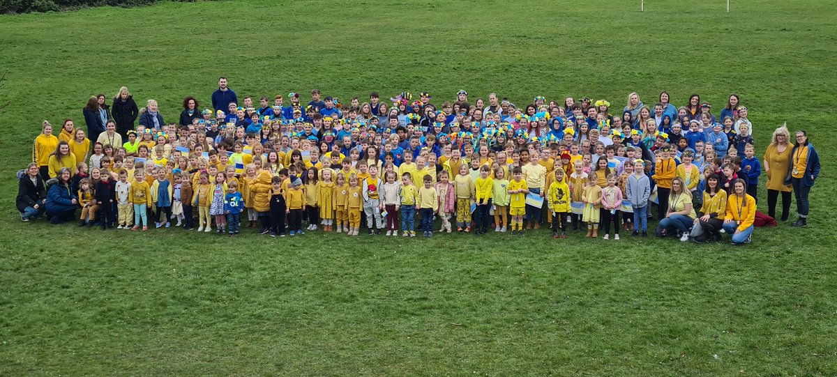 YYllys's tweet photo. Safwn gyda'r Wcráin. Standing with Ukraine.
#dimrhyfel #heddwch https://t.co/9vlQ1zjy6W