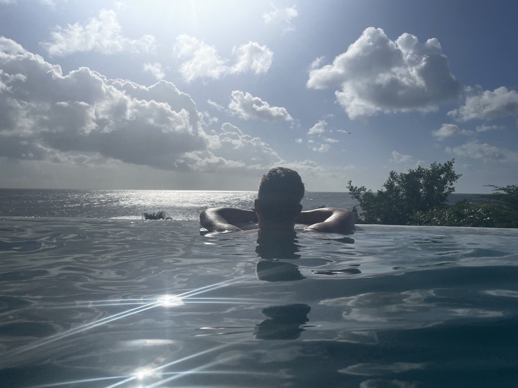 Is working remotely from a tropical island your dream as well🏝️? Michel Oeben at Transparent spent a month at his favourite island, Curaçao, while managing all of his projects. Work-life balance is key for us!

Find out more about us 👉👉 lnkd.in/dUHebtGA