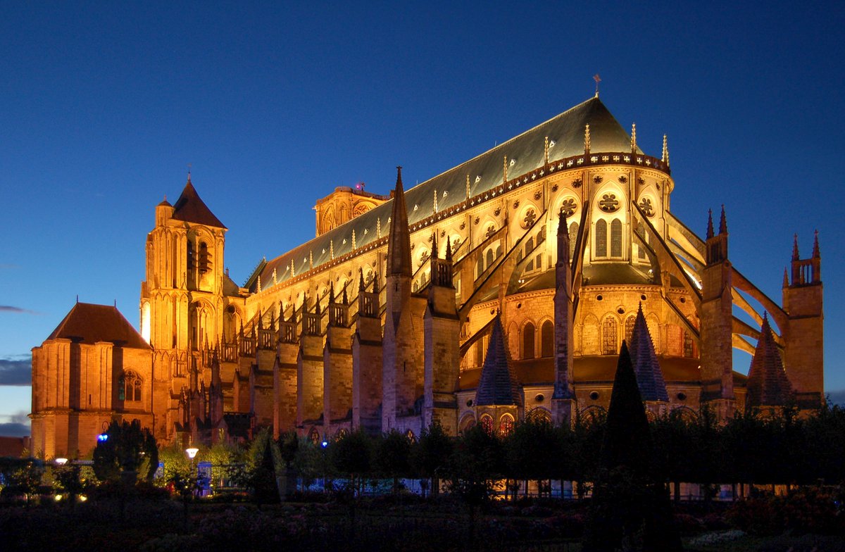 🤓👇
Saviez-vous que la cathédrale de Bourges serait la seule  à être surmontée d'un pélican et non d'un coq ? Symbolise l'eucharistie : au Moyen Âge, on croyait qu'il perçait son flanc pour nourrir ses petits de sa propre chair. 
📸 Wladyslaw Sojka - #ValdeLoire #Cher #Bourges