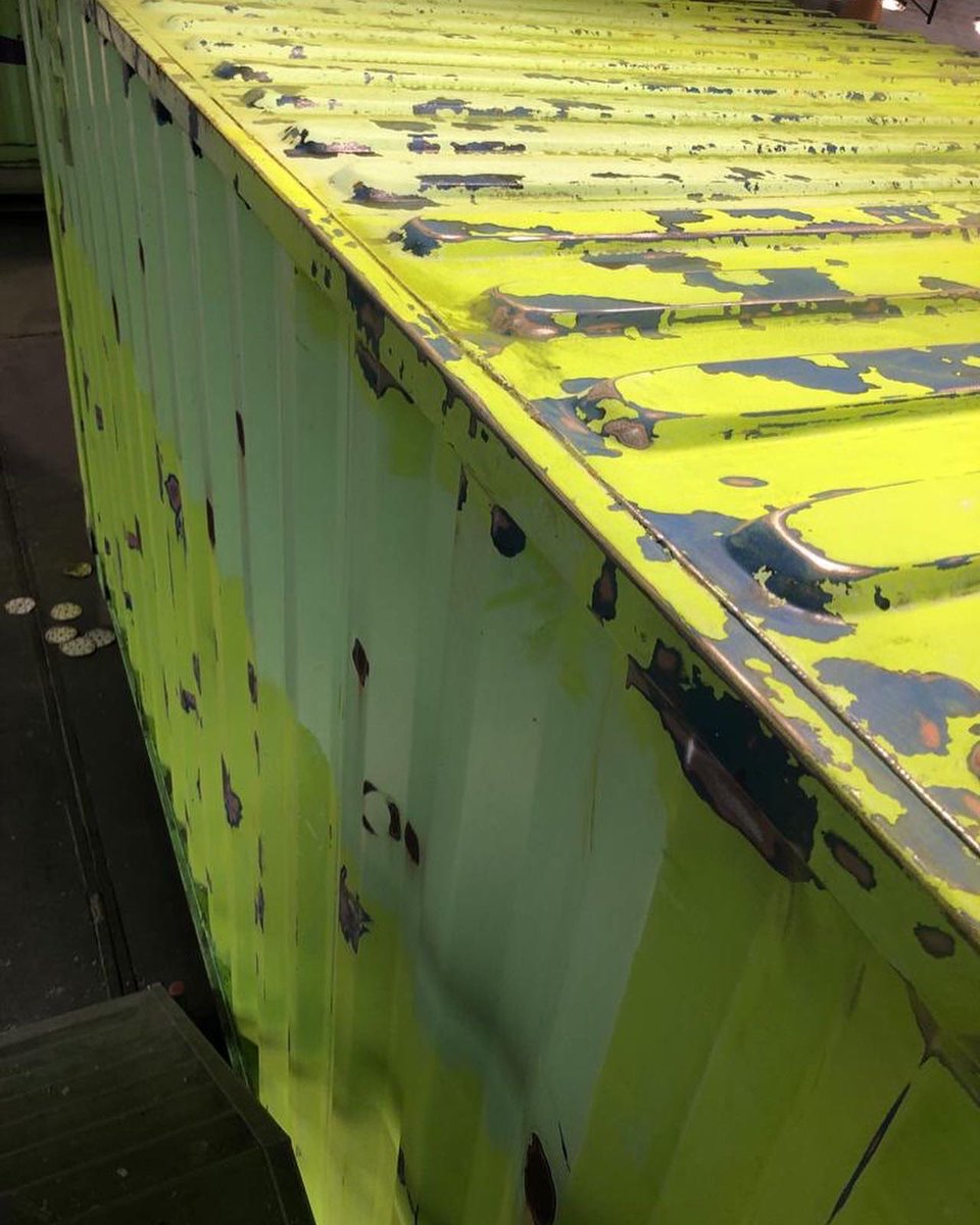 DUS_personeel's tweet photo. Voor de @mdb_tbi in Bergambacht schuren, plamuren en verven wij hun containers weer heerlijk gifgroen 🐸 #mooigroenisnietlelijk💚 https://t.co/NzWujNfM9y