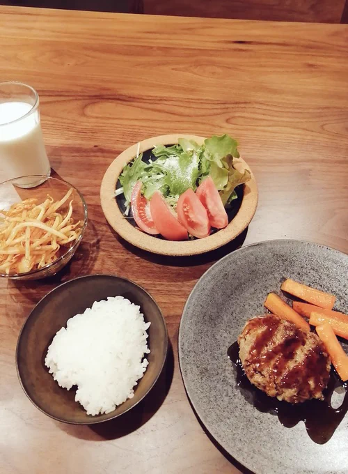 きれいに盛り付けたので写真を撮りました
ハンバーグは自作に限る◎ 