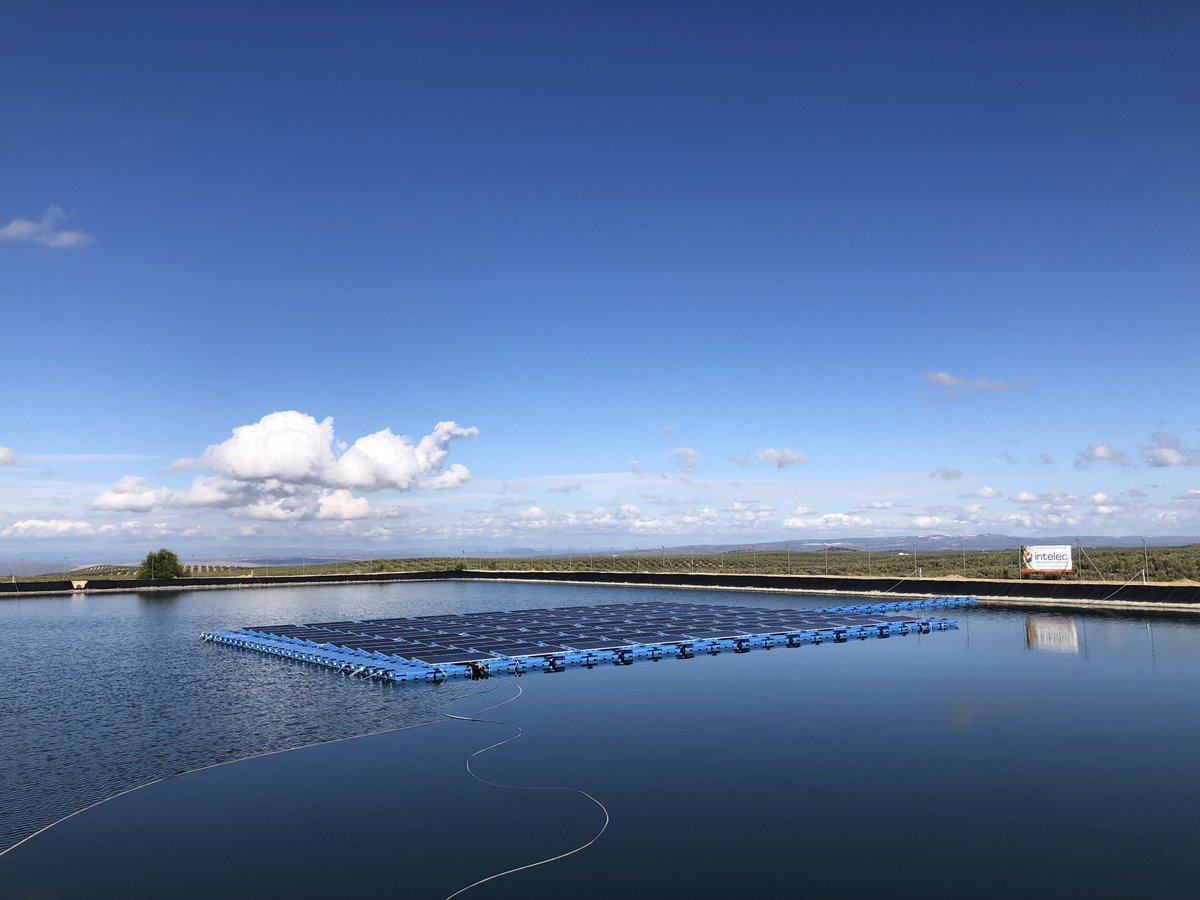 ujaen's tweet photo. ▶️La @ujaen colabora con la empresa @intelec_es en un proyecto de investigación sobre los sistemas fotovoltaicos flotantes en balsas de riego y su impacto en la producción de energía solar
ℹ️👉https://t.co/wbOZFI1XCK 
#UJAInvestiga @OTRIUJA https://t.co/XddwvW41kx