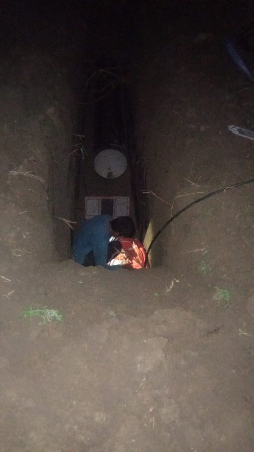 Cntx_West's tweet photo. अहर्निशं सेवामहे  
CN TX-West Circle BSNL doing work of restoration of  telecom services 24x7 in summer/winter/Rainy seasons 
@PMOIndia @AshwiniVaishnaw  @devusinh  @CMDBSNL  @BSNL_MH @BSNL_GJ @cgm_mh_bsnl @CGM_GUJ_BSNL https://t.co/hApQatsu4P