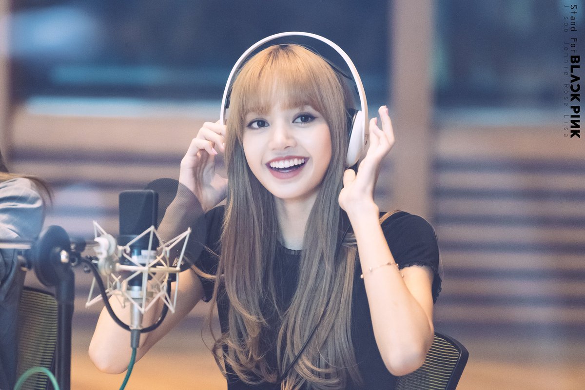 Сколько лет лисе из blackpink. Lisa BLACKPINK. Группа BLACKPINK лиса. Lisa Black Pink 2021. Улыбка лисы из блэкпинк.