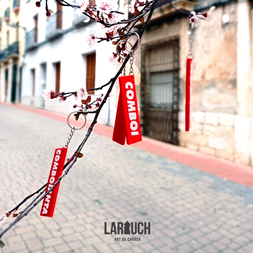 Larouchart's tweet photo. Ja tenim els nous clauers en la tendeta i a la web, passa i arreplega el teu que tenim per a tots!! Fets al poble pel crack d'@omarmulet. Seguim!! #Ausaes #Comboi #Comboianta  #PerlaDolça #Larouch #ArtDeCarrer #Clauers https://t.co/sKy03gHTJJ