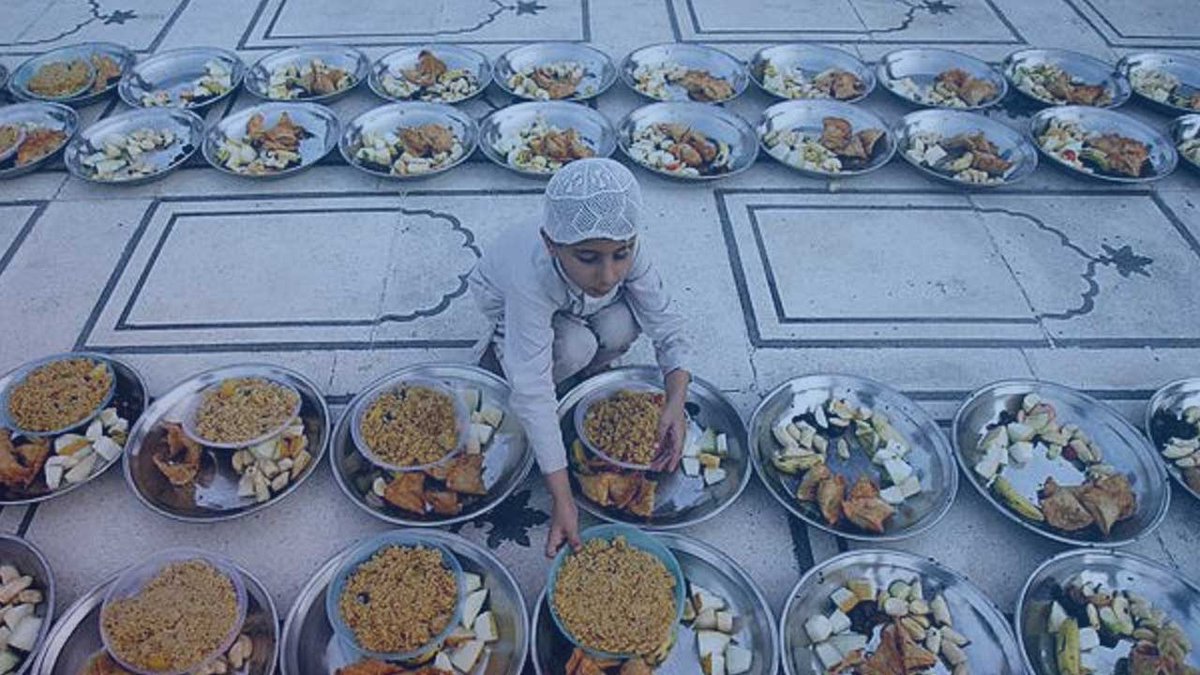 Поминки у мусульман на какой. Рамазан ифтар еда. Блюда на Ураза байрам. Мусульманский стол на праздник. Мусульманские блюда на праздничный стол.