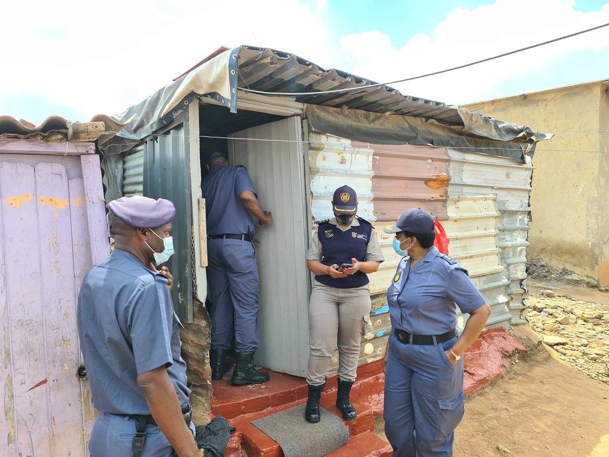 EversonLuhanga's tweet photo. Police and immigration officials went door-to-door in some parts of Alexandra. Those found without legal documents were arrested #JobSeekersSA #PutSouthAfricaFirst #OperationDudula https://t.co/dqk6giPMVx