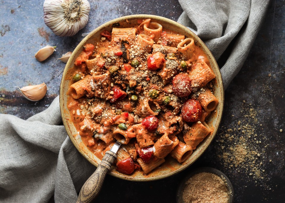 ETN_eV's tweet photo. Pasta geht einfach immer, oder? Bei #veganen Nudelgerichten sind der Kreativität kaum Grenzen gesetzt. Da bleibt uns nur zu sagen: Buon Appetito!
https://t.co/r9PjvbKB2x
Foto: https://t.co/do7OCrzWso
#vegan #tierfreitag #lecker #kochen #vegankochen #yummy #pasta #cremig https://t.co/egJ8lXkQf3