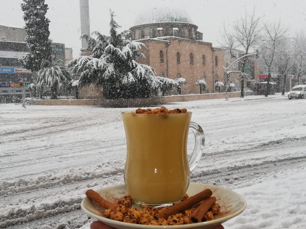 Geçen yıl bu günlerde hastalık ve yasak vardı, artık yasak yok sizleri Yeni Cami’ne bakarak Alikoka Bozası içmeye davet ediyoruz. 
Afiyet olsun 🤗🤗🤗