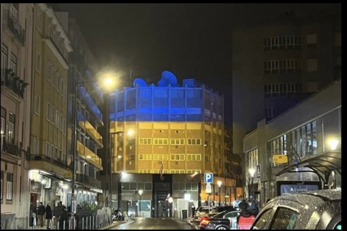 The Russian Embassy in Lisbon. Two neighbouring houses are projecting the blue and yellow onto its facade. The ambassador is reportedly “apoplectic”.