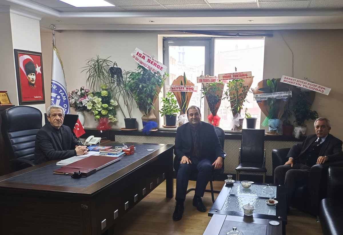 Van Demirciler, Tornacılar, Tamirciler Esnaf Sanatkarlar Odası Başkanlığına Tekrar Seçilen Sn.Kenan AKALIN 'a Hayırlı Olsun Ziyaretinde Bulunduk. Misafirperverlikleri Dolayısıyla Teşekkürlerimi Sunar, Başkanımıza Başarılar Dilerim. <a href="/ArvasHadi/">A.HADİ ARVAS</a>