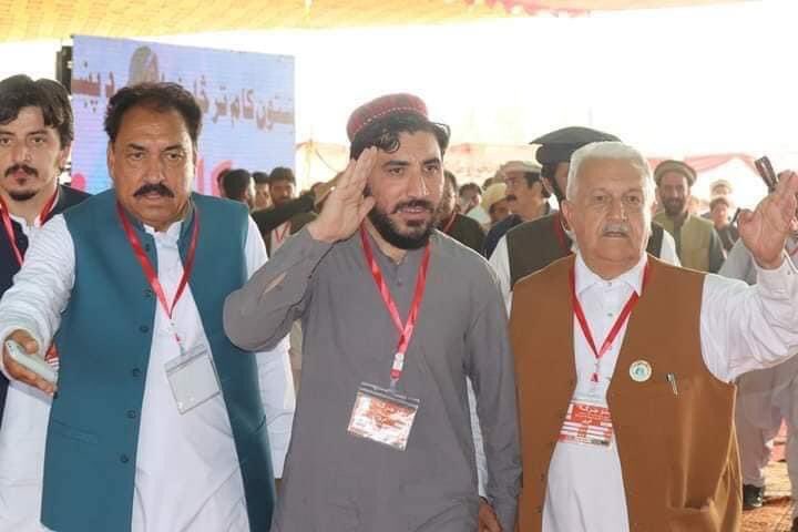 Kaliwal5050Wal's tweet photo. د پښتون ژغورنې غورځنګ مشر منظور پښتین سره له خپلو ملګرو جرګې ته ورسېدو.. 
#PTM https://t.co/78VsAEzJyL