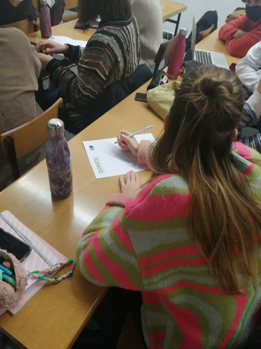 Gorabide's tweet photo. ▶️ Sesión de nuestro #ProgramaGoratu en la Universidad de @deusto, con alumnado de Trabajo Social y Educación Social. https://t.co/4BcV1P7TE8