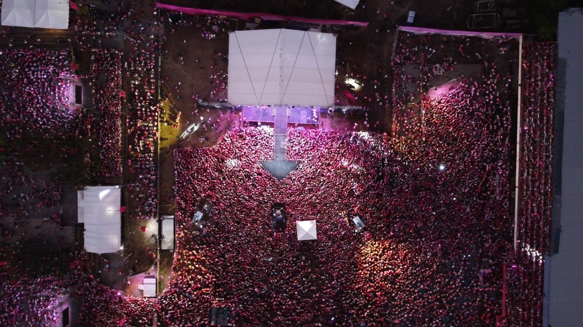 inquirerdotnet's tweet photo. LOOK: Around 70,000 supporters of Vice President Leni Robredo and Senator Francis Pangilinan trooped to the grand rally in Bacolod City, Negros Occidental as of 7:30 p.m., Friday, organizers said. #VotePH #OurVoteOurFuture | 📸:  Aaron Abadilla via @GabrielLaluINQ https://t.co/ztBM2TnoJ5