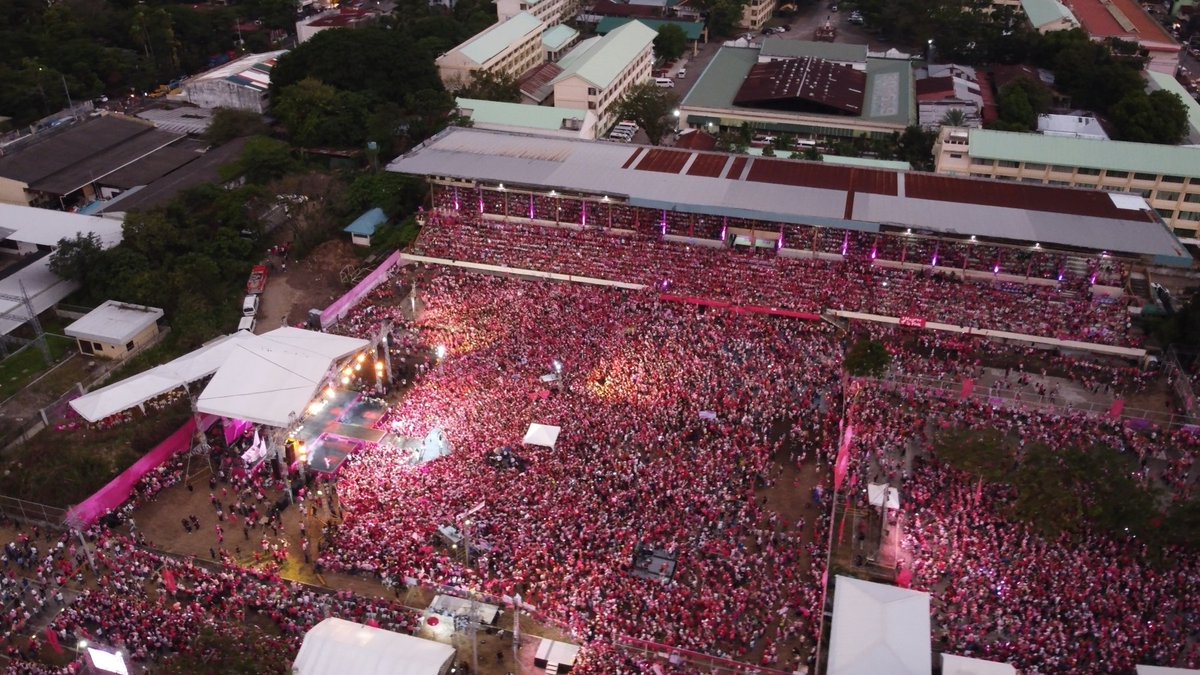 inquirerdotnet's tweet photo. LOOK: Around 70,000 supporters of Vice President Leni Robredo and Senator Francis Pangilinan trooped to the grand rally in Bacolod City, Negros Occidental as of 7:30 p.m., Friday, organizers said. #VotePH #OurVoteOurFuture | 📸:  Aaron Abadilla via @GabrielLaluINQ https://t.co/ztBM2TnoJ5