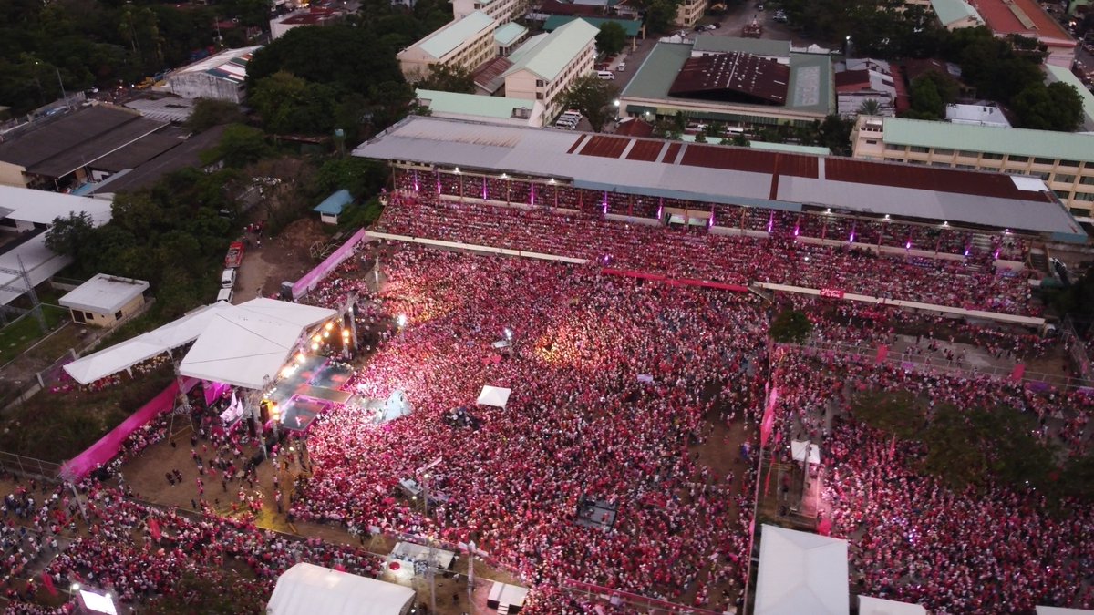 LOOK: Around 70,000 supporters of Vice President Leni Robredo and Senator Francis Pangilinan trooped to the grand rally in Bacolod City, Negros Occidental as of 7:30 p.m., Friday, organizers said. #VotePH #OurVoteOurFuture | 📸:  Aaron Abadilla via @GabrielLaluINQ