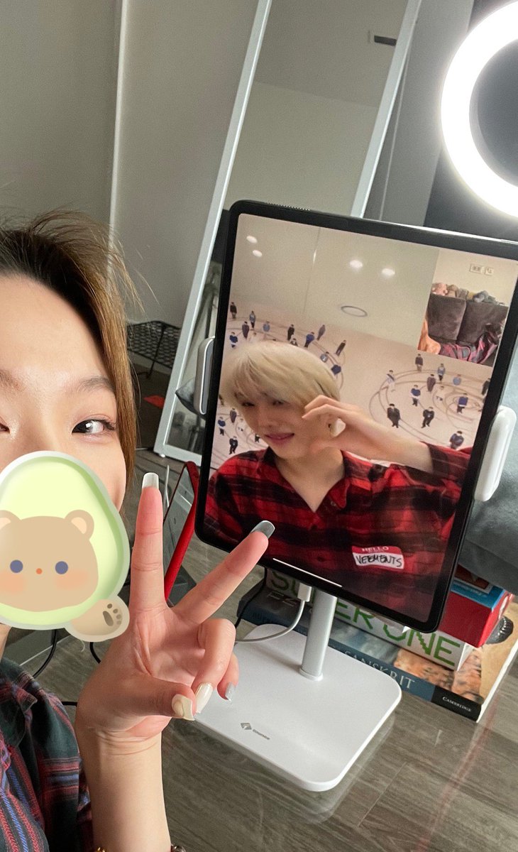 นี้นะคะคือการขอศลป.เซลฟี่ที่ถูกต้อง ถ่ายด้วยมือถือตัวเองค่ะ