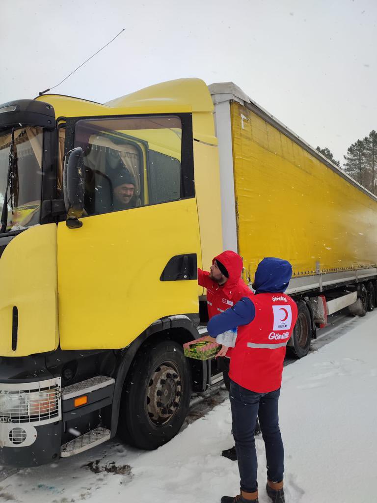 #İstanbul’umuzda yoğun kar yağışı ve olumsuz hava koşullarında

✅159 personel
✅1118 gönüllü
✅98 araç ile OHT, park alanları ve yollarda hemşehrilerimizden sıcak çorbasını, suyunu ve ikramlarını eksik etmeyen, 154 yıllık çınarımız, #Kızılay’ımıza teşekkür ediyorum.

<a href="/Kizilay/">Türk Kızılay</a>