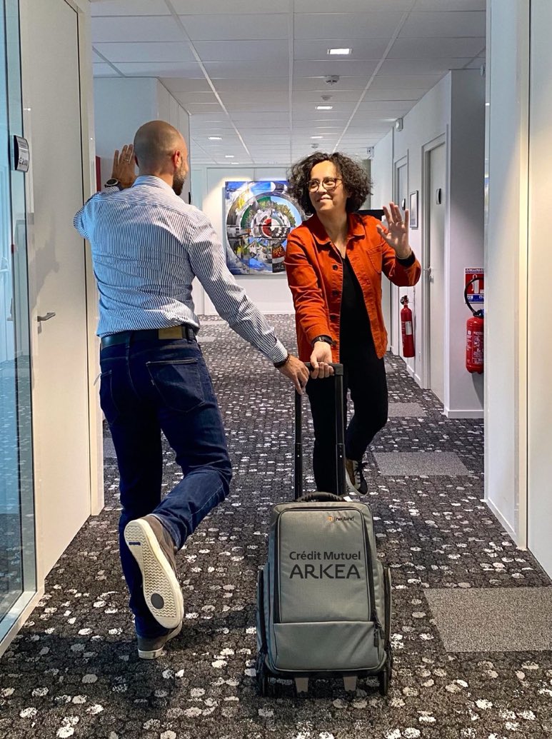 [passage de témoin🏃🏻‍♂️]
Cette photo parle d’elle même <a href="/ragotvi/">Vincent R🅰️got</a> nous savons que tu n’as pas laissé que les 📌✏️🖍🔖📖📚 dans la valise, elle est remplie de souvenirs, de rencontres et de ❤️, merci pour tout!
 Nous accueillons avec plaisir  @Marie_SISSAC pour un nouveau voyage 🧳 👌