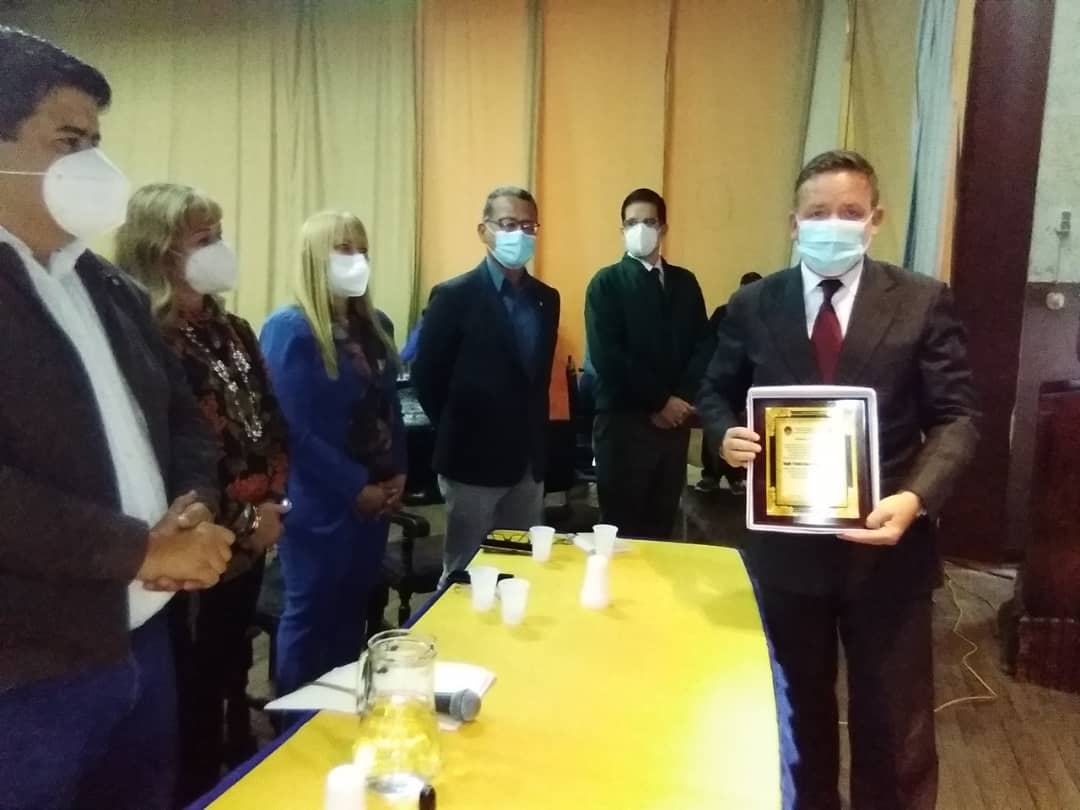 medicos_merida's tweet photo. Fueron distinguidos como miembros honorarios del #colegiodemédicosmérida el Dr. Ezio Gerardo Valeri Dávila, por su trayectoria científica y humanística, y el abogado Fernando de Jesús Cermeño coordinador de la ONG Foro Penal, en la entidad.#díadelmédico https://t.co/udHmU39Ety