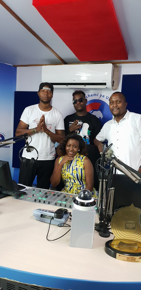 RadioCitizenFM's tweet photo. #MamboMseto tumewasha moto awamu ni ya pili na pia mgeni @brucemelodie ashafika mjengoni kwa hiyo kaa mkao wa kula its big and better in here @mzaziwillytuva @sellyamutabi @djflashkenya @jarednyambega #MamboMseto #RadioNumbeOne https://t.co/NLeF4ZB0cZ